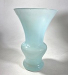 OPALINA- FRANÇA SÉC XIX- VASO EM OPALINA FRANCESA NA COR AZUL CLARO. MEDIDAS: 14 X 10 CM