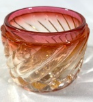 BACCARAT- FRANÇA - POTE EM CRISTAL BACCARAT VERMELHO DEGRADÊ LAPIDAÇÃO BAMBOO TOURS - MARCA DA MANUFATURA GRAVADA NA BASE- MEDIDAS: 7 X 8,5 CM