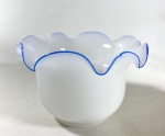 OPALINA BACCARAT- BOWL EM OPALINA BACCARAT BRANCA COM FRISO EM AZUL COBALTO, PEÇA SIMILAR AO DO LIVRA DA BACCARAT. MEDIDAS: 8 X 11 CM
