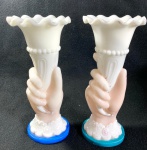OPALINA- PAR DE VASOS EM OPALINA FRANCESA NA REPRESENTAÇÃO DE UMA MÃO SEGURANDO UMA CORNUCÓPIA, EM POLICROMIA. MEDIDAS: 20 cm