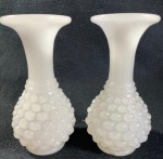 OPALINA- FRANÇA- SÉC XIX - RARO PAR DE PEQUENOS VASOS EM OPALINA BRANCA, CORPO PEROLADO EM ALTO RELEVO. MEDIDAS: 12 CM