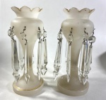OPALINA- PAR DE PORTE ANANAS EM OPALINA COM PINGENTES EM CRISTAL BACCARAT TRANSLUCIDO. NECESSITA SUPORTE PARA DOIS PINGENTES MEDIDAS: 25 CM