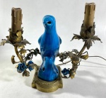 CANDELABRO ELETRIFICADO CHINOISERIE -PEROQUET CHINA COM MONTAGEM FRANCESA - INICIO DO SÉCULO XIX - CIRCA DE 1801 A 1810 - FIGURA DE PAPAGAIO OU FALCÃO FEITA EM PORCELANA OU FAIANÇA VIDRADA EM TOM AZUL TURQUESA DE ESMALTE DE COBALTO, ARMAÇÃO EM BRONZE SIMULA GALHOS E TREPADEIRAS ORGÂNICAS COM FOLHAS DE METAL E FLORES EM PORCELANA  AZUL APLICADAS. PEÇA ADAPTADA PARA ILUMINAÇÃO PÓS ADVENTO DA ELETRECIDADE DOMÉSTICA, PRIMEIRAS DÉCADAS DE 1900, MEDIDAS: 25 X 22 CM