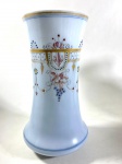 OPALINA - VASO EM OPALINA FRANCESA NA COR AZUL CELESTE COM DELICADA PINTURA EM POLICROMIA CENTRAL FISO DOURADO NA BORDA. MEDIDAS: 25,5 X 11,5 CM