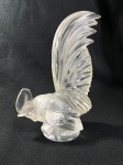 LALIQUE- ESCULTURA EM CRISTAL LALIQUE ASSINADA, DENOMINADA "COQ NAIN" ORIGINALMENTE DESENHADA POR RENÉ LALIQUE EM 1928, APRESENTA ACABAMENTO EM CRISTAL TRANSPARENTE FOSCO -SATINÉ .MEDIDAS: 20 X 12 CM
