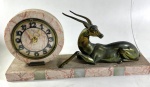 ART'DECO- FRANÇA - CIRCA 1925 -1935 - RELÓGIO CIRCULAR  ART'DECO EM MÁRMORE COM ESCULTURA DE ANTÍLOPE EM BRONZE PATINADO QUE REPOUSA SOBRE BASE EM MÁRMORE COM DETALHES EM ÔNIX VERDE - O ANTÍLOPE É  SÍMOBOLO DE VELOCIDADE E ELEGÂNCIA MOTIVO RECORRENTE NO REPERTÓRIO ART DÈCO FRANCÊS. MEDIDAS: 22 CM DE ALT./ BASE 10 X 45 CM DE COMP.