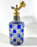 BACCARAT - FRANÇA- CIRCA 1880-1900 - ANTIGO FRASCO DE AROMATIZADOR DE PERFUME  EM CRISTAL BACCARAT -OVERLAY AZUL COBALTO SOBRE CRISTAL INCOLOR (CUT- TO - CLEAR) LAPIDAÇÃO DIAMANTE, PARTE SUPERIOR EM BRONZE. MEDIDAS: 14 CM