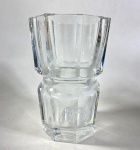 BACCARAT- FRANÇA , CIRCA 1950-1970 - VASO EM CRISTAL BACCARAT EM CRISTAL INCOLOR CORPO FACETADO EM PERFIL OCTOGONAL, BASE QUADRARA CHAMFRADA E BORDA SUPERIOR ABAULADA CORTES VERTICAIS QUE REFLETEM A LUZ COM BRILHO TÍPICO DA FAMOSA CRISTALERIA FRANCESA . APRESENTA GRAVAÇÃO BACCARAT NA BASE.  MEDIDAS: 18 X 12,5 CM