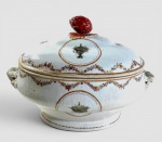 CIA DAS ÍNDIAS - PERÍODO QUIANLONG (1736-1795)  - SÉCULO XVIII - TERRINA COM TAMPA EM PORCELANA CIA DAS ÍNDIAS, CORPO OVALADO , ALÇAS LATERAIS MOLDADAS E TAMPA ENCIMADA POR POMO EM FORMA DE FRUTO. RICA DECORAÇÃO EM ESMALTE DA FAMILIA ROSA E DISCRETA DOURAÇÃO, COMPOSTA POR DELICADAS GUIRLANDAS FLORAIS E RESERVAS COM VASOS FLORIDOS DE INSPIRAÇÃO EUROPEIA. MEDIDAS: