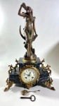 ART NOVEAU - FRANÇA, SÉCULO XIX- CIRCA 1890- 1910 - IMPORTANTE RELÓGIO FRANCÊS DE LAREIRA COM GUARNIÇÃO EM BRONZE. O RELÓGIO APRESENTA CAIXA ARQUITETÔNICA ESCALONADA EM MÁRMORE VERDE  ORNAMENTADA EM BRONZE, ENCIMANDO A PEÇA ESCULTURA FEMININA EM MOVIMENTO CARACTERÍSTICO ART NOVEAU, MOSTRADOR ESMALTADO COM ALGARISMOS ARÁBICPS ESTILIZADOS E MECANISMO FRANCÊS DE CORDA E BADALADAS ACOMPANHANDO PÊNDULO E CHAVE, NÃO TESTADO, O MOSTRADOR TRAZ A INSCRIÇÃO "AU BON TEMPS - TROYES" TRADICIONAL CASA RELOJOEIRA FRANCESA DA CIDADE DE TROYES , IMPORTANTE CENTRO DE FABRICAÇÃO DE RELÓGIOS NO SÉCULO XIX, MEDIDAS: