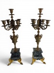 ART NOVEAU - FRANÇA, SÉCULO XIX- CIRCA 1890- 1910 - PAR DE CANDELABROS DE LAREIRA,  ORNAMENTADA EM BRONZE E CINZELADO COM RESERVAS DECORADAS POR MOTIVOS FLORAIS E VOLUTAS APOIADOS SOBRE BASE EM MÁRMORE VERDE EM SUITE COM O RELÓGIO DO LOTE 7.  MEDIDAS: 52 CM DE ALT.