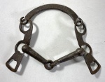 ANTIGA EMBOCADURA/ FREIO-SERRILHA PARA DOMA DE MONTARIA, EM FERRO FORJADO ARTESANALMENTE. MEDIDAS: 16,5 X 21 CM