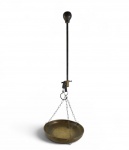 ANTIGA BALANÇA MECÂNICA DE SUSPENSÃO MODELO MONOPRATO ESTRUTURA VERTICAL EM METAL COM HASTE FINALIZADO EM POMO TORNEADO, MECANISMO CENTRA ARTICULADO EM LATÃO COM ANÉIS E GANCHOS PARA FIXAÇÃO. PRATO CIRCULAR CÔNCAVO EM LATÃO FUNDIDO, SUSPENSO POR 3 CORRENTES. MEDIDA ALTURA TOTAL, MEDIDA DO PRATO: