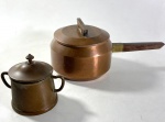 PANELA E AÇUCAREIRO EM COBRE. MEDIDAS: PANELA 12 X 26 CM / AÇUCAREIRO 10 X 11 CM