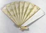 PEQUENO LEQUE TIPO BRISÉ EM MATERIAL SINTÉTICO CIRCA 1930-1950 PEÇA COLECIONÁVEL. MEDIDAS: 10 CM DE ALT.