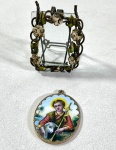 MEDALHÃO SACRO EM ESMALTE REPRESENTANDO SÃO JOÃO BATISTA CRIANÇA OU BOM PASTOR ACOMPANHADO DE CORDEIRO DE DEUS AGNUS DEI E MINI  PORTA RETRATO DE MESA. MEDIDAS: MEDALHA 4 X 3,5 / PORTA RETRATO 5 X 3,5 CM