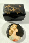 ANTIGA POLVILHEIRA PORTA PÓ DE BOLSA COM ESPELHO , CRIVO PARA PÓ DE ARROZ E APLICADOR, DECORARADA COM DAMA EM ESTILO BELLE ÉPOQUE / ART NOUVEAU E  CAIXINHA PORTA JÓIAS EM PAPEL MARCHE. MEDIDAS POLVILHEIRA 5,6 CM / CAIXINHA  3 X 5,5 X 7 CM
