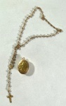 CONJUNTO DEVOCIONAL ANTIGO EM METAL DOURADO TERÇO/ROSÁRIO E CAIXINHA  MEDALHÃO  PINGENTE COM EFÍGIE SACRA COM BAIXO RELEVO FIGURANDO NOSSA SENHORA DAS GRAÇAS. MEDIDAS: CAIXA 3 X 2,5 CM / TERÇO