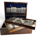 CONJUNTO COMPLETO DE 144 PEÇAS  - EXCEPCIONAL FAQUEIRO DA PRESTIGIADA  MANUFATURA EBERLE EM METAL ESPESSURADO A PRATA ACONDICIONADO EM SEU ELEGANTE ESTOJO  ORIGINAL  EM MADEIRA POLIDA . O INTERIOR CONTA COM GAVETAS E BERÇO PERFEITAMENTE FORRADOS EM VELUDO AZUL QUE REALÇAM O BRILHO IMPECÁVEL DAS PEÇAS. DESTACA-SE SEU ESTADO DE CONSERVAÇÃO RARÍSSIMO NO MERCADO O BANHO DE PRATA ENCONTRASE ÍNTEGRO COM INDÍCIOS MINIMOS DE USO, SENDO :  12 TALHERES PARA SERVIR, 12 GARFOS GRANDES, 12 FACAS GRANDES, 12 GARFOS PEQUENOS, 12 FACAS PEQUENAS, 12 GARFOS DE APERITIVO, 12 GARFOS DE PEIXE, 12 FACAS DE PEIXE, 12 COLHERES DE SOPA, 12 COLHERES DE SOBREMESA, 12 COLHERES DE CHÁ, 12 COLHERES DE CAFÉ.