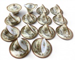 NORITAKE -JAPAN -  GEORGETTE- CONJUNTO COMPOSTO  DE 12 XÍCARAS DE CHÁ , AÇUCAREIRO E CREMEIRA EM PORCELANA JAPONESA , DECORAÇÃO FLORAL EM REQUINTADO FUNDO BEGE.UMA XÍCARA COM BICADO NA BASE E UMA COM FIO DE CABELO NA BASE