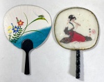PAR DE LEQUES TRADICIONAIS ORIENTAIS DESTAQUE PARA O TUAN SHAN DA WANG XING JI - LOTE COMPOSTO POR DOIS LEQUES RÍGIDOS ORIENTAIS COM DESTAQUE PRINCIPAL PARA O EXEMPLAR EM SEDA TRANSLUCIDO, ASSINADO,  PINTADO Á MÃO REPRESENTANDO MUSICISTA  EM TRAJES TRADICIONAIS. CURIOSIDADES:  O GRANDE DIFERENCIAL DESTE LOTE RESIDE NA SUA PROCEDÊNCIA TRAZENDO A CHANCELA EM SELO OVAL DE HANGZHOU WANG XING JI, UMA DAS MANUFATURAS DE LEQUES MAIS PRESTIGIADAS E ANTIGAS DA CHINA FUNDADA EM 1875. A MARCA É RECONHECIDA MUNDIALMENTE PELA ALTA PADRONAGEM, TENDO HISTORICAMENTE SERVIDO Á CORTE IMPERIAL CHINESA E MANTIDO AO LONGO DOS SÉCULOS AS TÉCNICAS ANCESTRAIS DE CONFECÇÃO E PINTURA SOBRE SEDA. MEDIDAS: 22 X 14 CM E 21 X 15 CM  APRESENTA PEQUENAS PERDAS NO LEQUE DE SEDA.