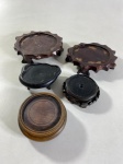CINCO SUPORTES ORIENTAIS EM MADEIRA. TRÊS COM PÉS COLADOS. MEDIDAS MAIOR 4 X 13 X 12 CM / MENOR 3,5 X 7 CM