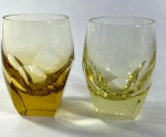 MOSER- PAR DE COPOS DE WHISKY EM FINO CRISTAL MOSER, MANUFATURA NO VERSO. COLORAÇÃO ÂMBAR E AMARELO. MEDIDAS: 11,5 CM