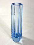 VASO SOLIFLEUR EM CRISTAL EUROPEU PROVAVELMENTE MOSER,  SEXTAVADO NA COLORAÇÃO AZUL.MEDIDAS: 20 CM