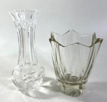 DOIS VASOS EM FINO CRISTAL EUROPEU SENDO UM COM  DESIGN GEOMÉTRICO ELEGANTE COM INSPIRAÇÃO NO ESTILO ART'DECO FACETAS VERTICAIS BISELADAS QUE AFUNILAM EM DIREÇÃOÀ BASE, CRIANDO UM EFEITO GEOMÉTRICO E TRIDIMENSIONAL, LEVE COLORAÇÃO. APRESENTA FIO DE CABELO E BICADOS NA BASE OUTRO  EM CRISTAL TRANSLUCIDO E LAPIDAÇÃO APRESENTA BICADO NO BOCAL. MEDIDAS: 21 CM E 16 CM