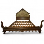 SUNTUOSA E RARA CAMA DE CASAL  EM MADEIRA NOBRE ESTILO LUÍS XV, ESCULPIDA Á MÃO, ESPALDAR ACOLCHOADO COM REVESTIMENTO EM TAPEÇARIA NEEDLEPOINT GOBELIN, DE FUNDO CLARO COM BOUQUET  FLORAL POLICROMADO, COROAMENTO CUME RICAMENTE LAVRADO COM CONCHA CENTRAL ROCAILLE, MARGARIDAS E FOLHAGENS DE ACANTO EM ALTO RELEVO, PESEIRA SINUOSA E PERNAS EM CURVA E CONTRACURVA - CABRIOLE- PEÇA DESMONTADA NA FOTO, APRESENTA ESTRADO E MARCAS DE CUPIM NA PARTE LATERAL DO ESTRADO. COM SUJIDADE -  MEDIDAS: 51 CM X 168 CM X 174 CM----- ATENÇÃO: RETIRADA NO BAIRRO HÍPICA EM PORTO ALEGRE-RS