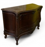 ELEGANTE CÔMODA BOMBÊ ESTILO LOUIS XV EM MADEIRA NOBRE, CAIXA DE LINHAS VOLUPTUOSAS E FRENTES DE GAVETAS COM MOLDURAS EM RELEVO VEGETALISTA E ROCALHAS. PUXADORES E ENTALHES INTEGRADOS À MADEIRA, APOIO SOBRE PERNAS CABRIOLE ORNAMENTADAS NOS JOELHOS POR FOLHAGENS ESSCULPIDAS. MEDIDAS: 80 X 44 X 116 CM TAMPO COM MARCAS -----ATENÇÃO: RETIRADA NO BAIRRO HÍPICA EM PORTO ALEGRE -RS