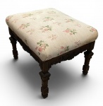 BANQUETA RETANGULAR ESTILO D.JOÃO V EM MADEIRA NOBRE ENTALHADA. ASSENTO ACOLCHOADO E ESTOFADO EM TECIDO CLARO COM MOTIVOS FLORAIS, PERNAS TORNEADAS E LAVRADAS EM BALAUSTRE COM TRAVESSAS MOLDURADAS. MEDIDAS: 47 X 63 X 51 CM - COM SUJIDADE ----ATENÇÃO RETIRADA NO BAIRRO HÍPICA EM PORTO ALEGRE-RS