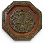 PLACA DECORATIVA DE PAREDE DE FORMATO OCTOGONAL EM MADEIRA NOBRE EMOLDURADO MELDALHÃO CENTRAL EM RELEVO PATINADO REPRESENTANDO A PEDRA DO SOL - CALENDÁRIO ASTECA / TONATIUH- RICO EM DETALHES ICONOGRÁFICOS MESOAMERICANOS- MEDIDAS: 53 X 53 CM