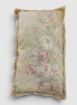 ALMOFADÃO RETANGULAR EM TAPEÇARIA MANUAL - NEEDLEPOINT- DECORADA COM BOUQUET FLORAL CENTRAL EM TONS PASTEL ROSA E FOLHAGENS, ACABAMENTO PERIFÉRICO COM FRANJA EM PASSAMANARIA . APRESENTA SUJIDADE. MEDIDAS: