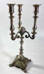 CANDELABRO PARA  3 VELAS EM METAL PRATEADO. MEDIDAS: 33 CM DE ALTURA