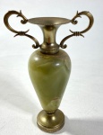 PEQUENA ÂNFORA CONFECCIONADA EM ÔNIX VERDE COM DETALHES EM METAL DOURADO. MEDIDAS:  13 CM