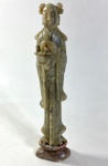 ESCULTURA ORIENTAL ESCULPIDA EM ÔNIX REPRESENTANDO DAMA CHINESA. MEDIDAS: 23 CM DE ALT.
