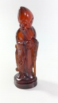 ESCULTURA CONFECCIONADA EM RESINA REPRESENTANDO SÁBIO ORIENTAL. MEDIDAS: 17 CM