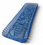 TRAVESSA RETANGULAR EM CRISTAL  EUROPEU DE  INTENSO BRILHO LAPIDAÇÃO DENSA NA COR AZUL COBALTO, CORPO TRABALHADO NO ESTILO "BRILILIANT CUT" COM RICA DECORAÇÃO COMPOSTA POR MOTIVOS EM LEQUE, PAINÉIS EM PONTAS DE DIAMANTE (FINE CUT) E ARCOS ANATÔMICOS, BORDA FESTONADA E SERRILHADA. APRESENTA 5 PONTOS DE DISCRETOS BICADOS . MEDIDAS: 16 X 52 CM