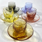MOSER- EXCEPCIONAL CONJUNTO DE 5  COPINHOS COM CUMBUCAS PARA LICOR / WHISKY EM FINO CRISTAL EUROPEU POLICROMADO.  UMA CUMBUCA (AMARELA) COM BICADO E UMA CUMBUCA (VERMELHA) COM IMPERCEPTÍVEL BICADO. MEDIDAS: COPINHO 7,5 X 5,5 CM / CUMBUCA 3 X 11,5 CM
