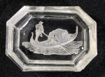 PRATINHO OCTOGONAL COM BORDAS CHANFRADAS E ESTRUTURA ESPESSA EM VIDRO TRANSPARENTE E GRAVAÇÃO EM BAIXO RELEVO JATEADA NO FUNDO RETRATANDO UMA GÔNDULA VENEZIANA. MEDIDAS: 5 X 7 CM