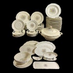LIMOGES - EXCEPCIONAL E ANTIGO CONJUNTO DE PRORCELANA LIMOGES PINTADA Á MÃO, FUNDO NA COR CREME DECORAÇÃO FLORAL ASSINADA. COMPOSTO POR 65 PEÇAS, SENDO:  28 PRATOS RASOS 24,5 CM , 2 PRATOS FUNDOS 23,5 CM,  9 PRATOS DE SOBREMEA 22,5CM, 7 PRATOS PARA PAÊS 15,5 CM , 6 PIRES AVULSOS 17,5CM , TERRINA COM TAMPA 17 X 30 CM  , SALADEIRA 9 X 26 CM, TRAVESSA RETANGULAR 15 X 40 CM , 7 TRAVESSAS OVAIS  (2 DE 27 X 45 CM, 2 DE 24 X 38 CM E 2 DE 13X24 CM) , 1 PARA PEIXE 10X19 CM, 2 PRATOS GRANDES 28 CM E 31 CM, APRESENTA 3 PEÇAS COM BICADOS SENTO 1 PRATO RASO 1 TRAVESSA GRANDE E PRATO REDONDO GRANDE.
