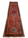 PASSADEIRA CAUCASIANA - KARABAKH/ SHIRVAN -  LONGA COM MEDALHÕES GEOMÉTRICOS MONUMENTAIS . MEDIDAS: 82 X 295CM = 2,419 M2