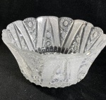 BOWL EM CRISTAL EUROPEU  COM LAPIDAÇÃO DENSA E ALTO BRILHO. APRESENTA 3 PONTOS DE BICADOS. MEDIDAS: 11 X 21 CM