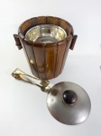 BALDE DE GELE REVESTIDO EM RIPAS DE MADEIRA, ACOMPANHA TAMOA E PEGADOR EM METAL PRATEADOÇ MEDIDAS: 19 X 18 CM
