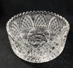 BOWL EM CRISTAL EUROPEU TRANSLUCIDO COM LAPIDAÇÃO DENSA  EM ARCOS OGIVAIS, LAPIDAÇÃO DIAMANTE ONDE  PEQUENAS PIRÂMEDES DE QUATRO LADOS REFLETEM A LUZ EM MÚLTIPLOS ÂNGULOS. MEDIDAS: 9,5 X 20 CM