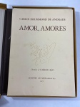 RARO EXEMPLAR DO LIVRO "AMOR, AMORES" DE CARLOS DRUMMOND DE ANDRADE - 1975 - UMA EDIÇÃO DE LUXO PUBLICADA PELA EDIÇÕES ALUMBRAMENTO EM 1975, ILUSTRADA PELO ARTISTA E ARQUITETO CARLOS LEÃO. EDIÇÃO LIMITADA E AUTOGRAFADA, O LIVRO É APRESENTADO EM FOLHAS SOLTAS  ACONDICIONADAS EM UM ESTOJO ORIGINAL CONTENDO POESIA AMOROSA E DESENHOS ARTÍSTICOS