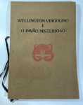 RARO ALBÚM DE SERIGRAFIAS: WELINGTON VIRGOLINO  E O PAVÃO MNISTERIOSO ( 1975) , GRAVURAS ORIGINAIS DO PRESTIGIADO ARTISTA PLÁSTICO PERNAMBUCANO WELINGTON VIRGOLINO (1929-1988)  EDITADO EM RECIFE - GUARIBA EDITORA DE ARTE, EM OUTUBRO DE 1975 . EDIÇÃO LIMITADA DE 500 EXEMPLARES NUMERADOS E ASSINADOS A MÃO PÉLO PRÓPRIO ARTISTA
