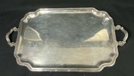 Grande bandeja em metal prateado, pegas e galeria com detalhes, algumas marcas no banho. Medidas: 43 x 76 cm