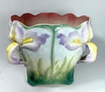 Grande vaso em Majolica, com decoração  ART'NOVEAU, alças na forma de orquídeas, falta uma alça. Com fios de cabelo. Medidas: 27 x 30 cm